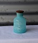 Lyseblå 
glaskrukke, til 
vat, med 
teaklåg
Design ukendt
Mål  H.: 12cm  
Ø.: 7cm
Varenr.: ...