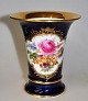 Meissen 
porcelæns vase, 
20. årh. 
Tyskland. 
Trompetformet 
hvidt porcelæn. 
Dekoreret med 
...