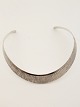 ALTON dessign K 
E Palmberg 
sterling sølv 
hals ring ind. 
D. 10,5 cm.  
vægt 33 gr.  
Nr. 368849