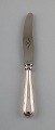 Cohr, dansk 
sølvsmed. 
Frokostkniv i 
tretårnet sølv. 
1931.
I flot stand.
Stemplet.
Måler: 20,5 
cm.