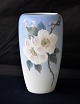 Royal 
Copenhagen 
vase, 
2630/1049, 
dekoreret med 
motiv af 
vildrose i sart 
rosa, og bagpå 
en ...
