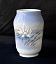 Royal 
Copenhagen 
vase, 2669/108, 
dekoreret med 
hvid åkande og 
guldsmed
Design Royal 
...