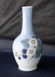 Royal 
Copenhagen, 
vase 288/43-A. 
Vasen er 
dekoreret med 
en 
brombærranke, 
med bær og ...