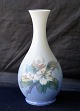 Royal 
Copenhagen, 
vase 53/57. Art 
Nouveau vase 
med hvide 
blomster og 
grønne blade.
Design ...