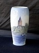 Royal 
Copenhagen, 
vase 3367. 
Dekoration 
Gåsetårnet, 
Vordingborg
Design  Royal 
...