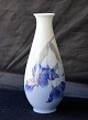 Royal 
Copenhagen, 
vase 2919/4055. 
Vasen er 
dekoreret med 
blå blomster
Design Royal 
...