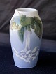 Royal 
Copenhagen, 
vase 2687/88-5. 
Dekoration 
blomst med 
grønne blade. 
Den 
affotograferet 
er ...