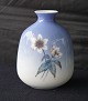 Lyngby 
Porcelæn, Vase 
1504/20, 1. 
sortering. 
Vasen er 
dekoreret med 2 
hvide blomster 
og grønne ...