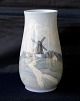 Bing & 
Grøndahl, vase 
8522-210. 
Dekoration er 
landskab med 
mølle og 
bondehus
Design  Bing & 
...