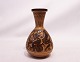 Keramik vase i 
brune farver 
nummeret 2047 
af Michael 
Andersen og 
Søn. Vasen er i 
flot brugt ...