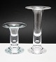 Holmegaard, 
Merkur vendbare 
lysestager/vaser 
med luftboble, 
designet af 
Michael Bang 
1984.
Tv. ...
