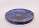Stort rundt 
keramik fad med 
mørkeblå glasur 
og motiv af 
fisk, af 
Pottemagerstuen 
på ...