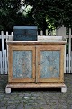 Svensk 1800 
tals skænk / 
skab med 
galleri kant og 
står i 
afskrabet 
original almue 
farve med en 
...