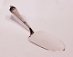 Smaller cake server in Antique Rococo, hallmarked silver.
5000m2 showroom.