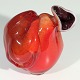 Organisk formet 
vase i rødt 
glas, højde 
15,5 cm,
designet af 
Per-René 
Larsen, 
signeret