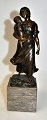 Kowalczewski, Paul Ludwig (1865 - 1910) Tyskland: Bronzefigur. Kvinde med barn. Patineret. ...