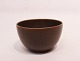 Brun keramik 
skål af dansk 
design og 
skålen er i 
flot brugt 
stand.
H - 10 cm og 
Dia - 17 cm.