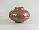 Rund vase i 
keramik med 
skinnende 
krakkeleret 
glasur i 
rødlige nuancer
Design af 
Andegaarden, 
...