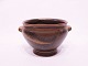 Keramik skål 
med håndtag og 
mørkebrun 
glasur fra 
1960erne. 
Skålen er 
nummeret 
410113.
H - 14 cm ...