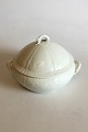 Bing & Grondahl 
Elegance, Creme 
Tureen No 5. 
Measures 18 cm 
/ 7 3/32 in. x 
22 cm / 8 21/32 
in.