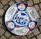 Stort japansk 
Imari fad, 
19./20. årh. 
Polykrom 
dekoration med 
blomster og 
fugle. 
Signeret. Dia.: 
...