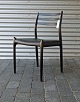Spisebordsstol 
i sortmalet 
egetræ med sæde 
i sort læder. 
Model 78
Design af NO 
Møller
Sort ...