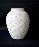 Hvidglaseret 
keramikvase med 
mønster 
Design: Aristo 
Keramik 
Copenhagen 
Mål  H.: 
16,5cm  ...