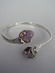 Slangeformet 
Sølvarmring 925 
sterling med    
            
stene/ Ametyst? 
D: 6,7 cm.