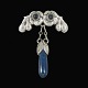 Evald Nielsen. 
Skønvirke 
Broche i Sølv 
med Lapis 
Lazuli.
Tegnet og 
udført hos 
Evald Nielsen 
...