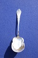 Fransk Lilje 
sølvtøj 
sølvbestik i 
tretårnet sølv.
Grødske eller 
stor 
serveringsske 
fra 1923 i ...