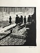Sigurd Bjeld 
(20 årh):
Ventende 
personer i 
eksteriør 1968.
Linoleumssnit 
på papir.
Sign.: ...