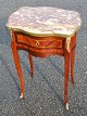 Fransk bord med 
intarsia og 
forgyldte 
kanter og 
beslag, 19. 
årh. Med 
rødbroget 
marmorplade. 
Med ...