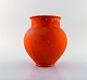 Svend Hammershøi for Kähler, HAK. Vase i glaseret stentøj. Smuk orange 
uranglasur. 1940