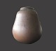 Vase, brunlig 
glasur, nr. 377
Saxbo
Stentøj
H. 17.5 cm
God stand
