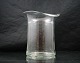Vase i klart 
glas, vasen har 
form som en høj 
hat
Design ukendt
Højde 21cm 
Diameter 13,5 
cm