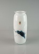 Vase i opal 
hvid glas med 
mønster i blå 
og mørke 
nuancer
Produceret af 
Holmegaard
Holmegaard ...
