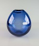 Dråbeformet 
vase i safirblå 
glas
Design af Per 
Lütken
Produceret af 
Holmegaard
Dråben, blå 
...