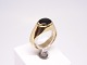 Ring af 14 kt. 
guld dekoreret 
med onyx sten.
Str.: 57.