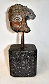Galschiøt, Jens 
(1954 - ) 
Danmark: 
Fragment. 
Bronze. 
Skulptur. På 
plint af 
terrasso. 
Signeret ...