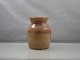 Lysebrun 
keramik vase
Design JS
Mål H. 14cm.  
Ø. 9cm.
Krukke, brun, 
stentøj