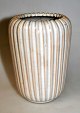 Johansen, Einar 
(1906 - ) 
Danmark: Vase. 
Ler med lys 
glasur. Riflet. 
Stemplet: EJO 
60. Højde.: ...