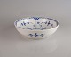 Salatskål i 
porcelæn i 
serien 
musselmalet 
halvblonde nr. 
1/512
Produceret af 
Royal 
Copenhagen. ...