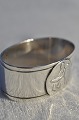 Sølv 830s. Pæn 
servietring, 
oval 5 x 3,2 
cm. højde  2 
cm. Vægt 24 
gram. Pæn 
stand, med ...
