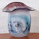 Vase i 
kunstglas med 
utydelig 
siganatur i 
bunden lavet i 
1992. 
Højde 21 cm, 
diameter 22 cm