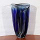 Høj vase i glas 
med utydelig 
signatur i 
bunden.
Højde 41 cm, 
bredde 24 cm, 
dybde 16 cm