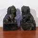 Par kinesiske 
figurer i form 
af løver. 
Højde 12,5 cm, 
længde 8,5 cm, 
bredde 5 cm