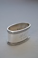 Dansk tretårnet 
sølv. 
Servietring fra 
år 1931. Oval 5 
x 2,8cm. Højde 
2,8cm. vægt 37 
gram. Pæn ...