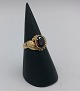 14 karat 
guldring prydet 
med en granat 
ca. 0.6x0.9 cm
Ringstr. 56 Ø 
17.8
Varenr. 384222 
...