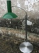 Hans Schmidts lampedesign: regulerbar lampe i grøn metal. Ca. højde mellem 70 og 100 cm