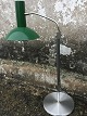 Hans Schmidts 
lampedesign: 
regulerbar 
lampe i grøn 
metal. Ca. 
højde mellem 70 
og 100 cm